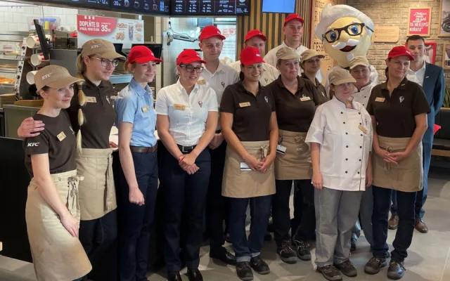 Plzeňáci si zamilovali křupavé kuřecí kousky. KFC otevřelo již šestou restauraci v Plzni!