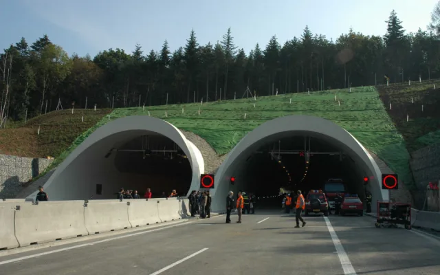 Po dálnici D5 jezdíme už 40 let, poslední úsek se otevřel před 16 lety. Stavbu provázely mohutné protesty a tuhé soudní spory