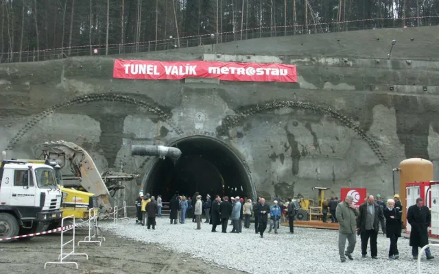 Po dálnici D5 jezdíme už 40 let, poslední úsek se otevřel před 16 lety. Stavbu provázely mohutné protesty a tuhé soudní spory