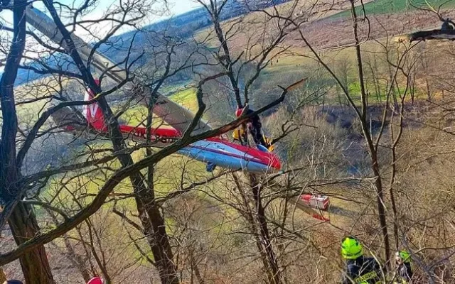 VIDEO: Kluzák na letiště nedoletěl a skončil ve větvích stromů, podle odborníků chyboval pilot