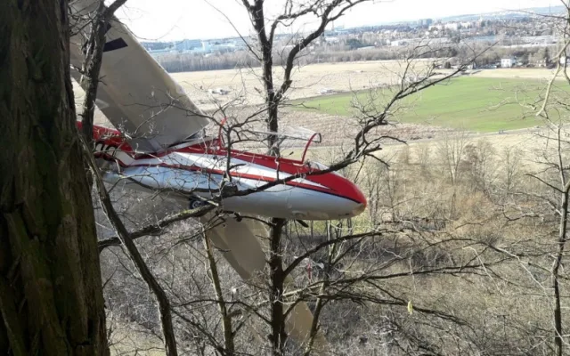 VIDEO: Kluzák na letiště nedoletěl a skončil ve větvích stromů, podle odborníků chyboval pilot