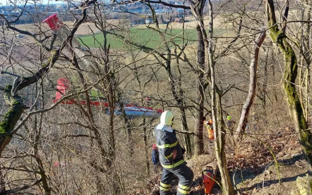 VIDEO: Kluzák na letiště nedoletěl a skončil ve větvích stromů, podle odborníků chyboval pilot