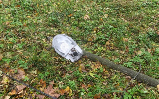 Neznámý řidič náklaďáku se dřevem zpřetrhal telefonní vedení, zdemoloval dva sloupy, jednu značku a ujel