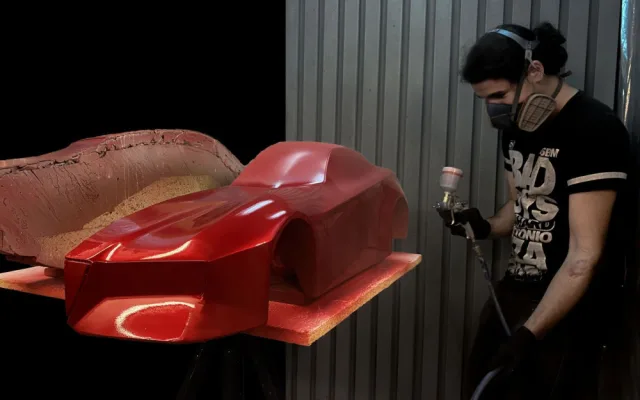 Ondřej Adamec stříká model