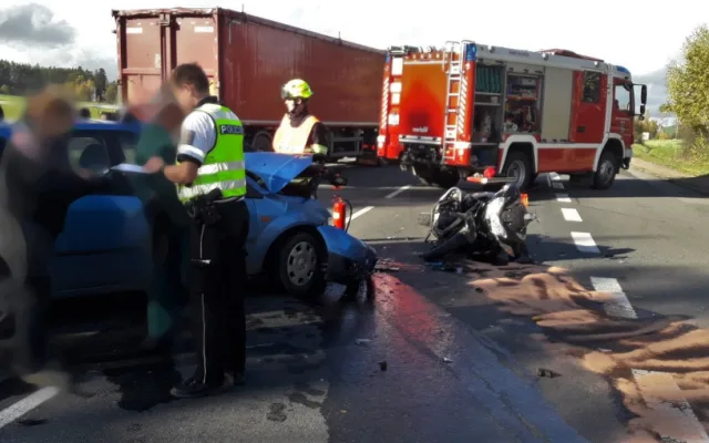 Na nechvalně proslulé křižovatce smrti se opět bouralo, motorkáře tam smetl osobák přijíždějící z vedlejší silnice