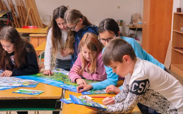 Děti z uměleckých škol malovaly obrázky známých pamětihodností pro novou cyklomapu jižního Plzeňska