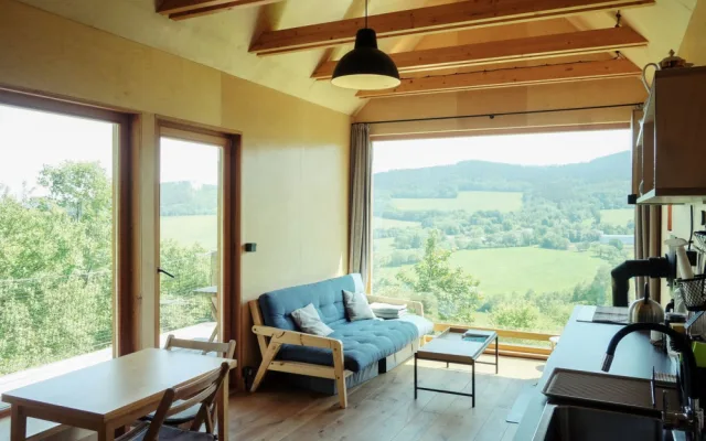 Slavné šumavské Tři domky vybudoval pražský kavárník, tyto tiny house zbožňují Češi i cizinci