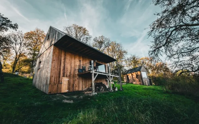 Slavné šumavské Tři domky vybudoval pražský kavárník, tyto tiny house zbožňují Češi i cizinci