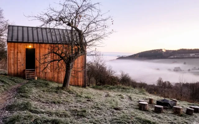Slavné šumavské Tři domky vybudoval pražský kavárník, tyto tiny house zbožňují Češi i cizinci