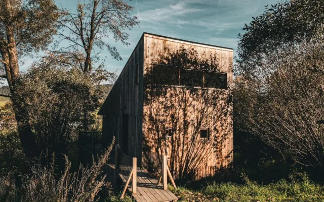 Slavné šumavské Tři domky vybudoval pražský kavárník, tyto tiny house zbožňují Češi i cizinci