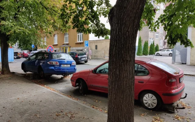 Autovraky straší v ulicích města i dlouhé měsíce, nahlásit je mohou lidé přes aplikaci v mobilu