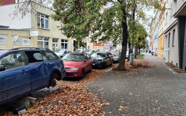 Autovraky straší v ulicích města i dlouhé měsíce, nahlásit je mohou lidé přes aplikaci v mobilu
