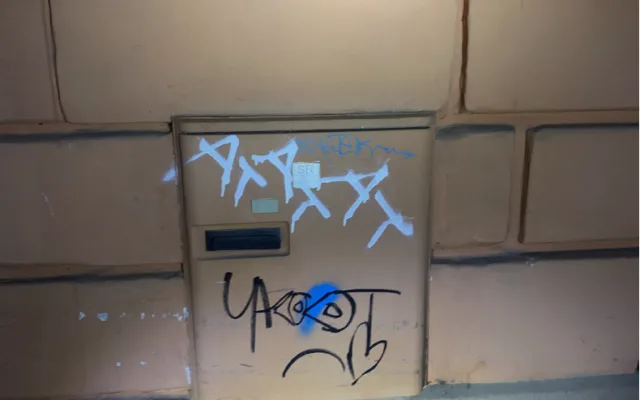 Opilý vandal čmáral sprejem po fasádách domů, policisté ho dopadli přímo při činu