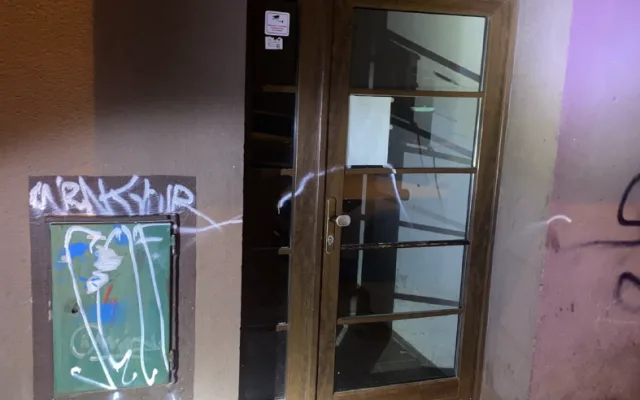 Opilý vandal čmáral sprejem po fasádách domů, policisté ho dopadli přímo při činu