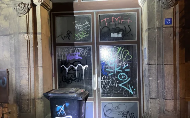 Opilý vandal čmáral sprejem po fasádách domů, policisté ho dopadli přímo při činu