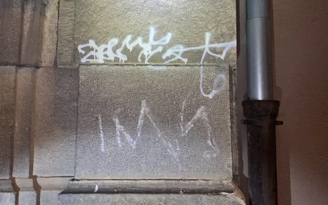 Opilý vandal čmáral sprejem po fasádách domů v centru města, policisté ho dopadli přímo při činu