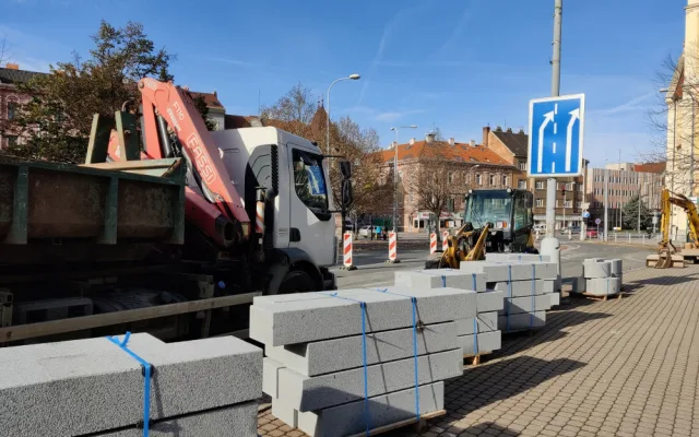 Začaly opravy silnice na rušném Chodském náměstí, vyžádají si dopravní omezení