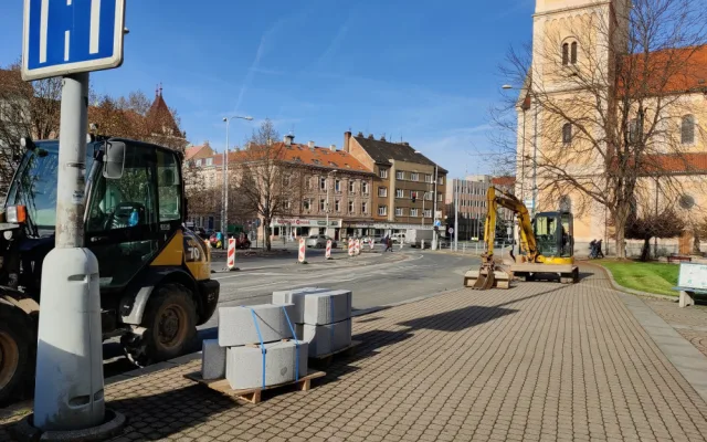 Začaly opravy silnice na rušném Chodském náměstí, vyžádají si dopravní omezení