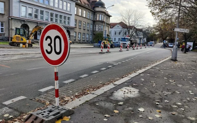 Začaly opravy silnice na rušném Chodském náměstí, vyžádají si dopravní omezení
