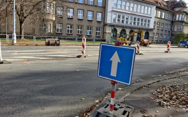 Začaly opravy silnice na rušném Chodském náměstí, vyžádají si dopravní omezení