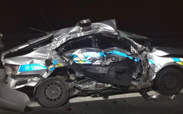 Policejní auto totálně sešrotoval cizinec s kradenou dodávkou při dramatické honičce