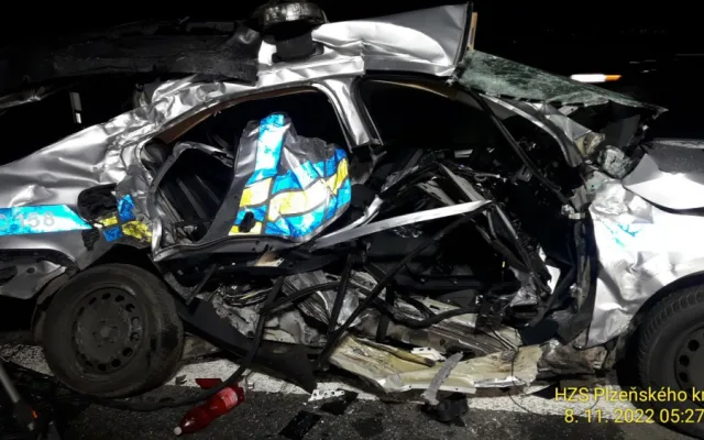 Policejní auto totálně sešrotoval cizinec s kradenou dodávkou při dramatické honičce