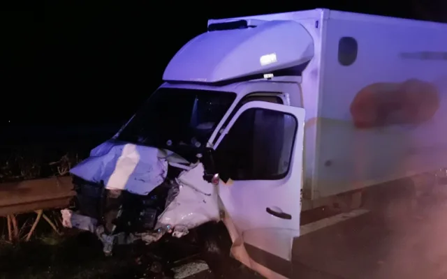 Policejní auto totálně sešrotoval cizinec s kradenou dodávkou při dramatické honičce