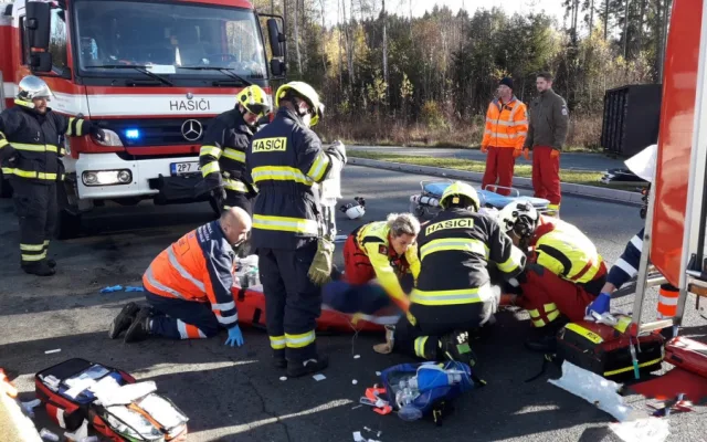 Nárazem do betonových zábran se auto převrátilo na střechu. Uvnitř zůstal zaklíněný těžce zraněný řidič