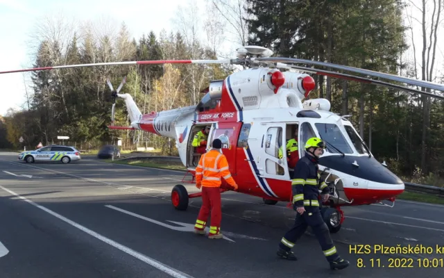 Nárazem do betonových zábran se auto převrátilo na střechu. Uvnitř zůstal zaklíněný těžce zraněný řidič