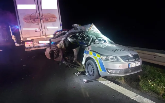 Cizinec v kradené dodávce sešrotoval při divoké honičce dvě policejní auta