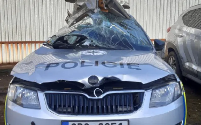 Cizinec v kradené dodávce sešrotoval při divoké honičce dvě policejní auta