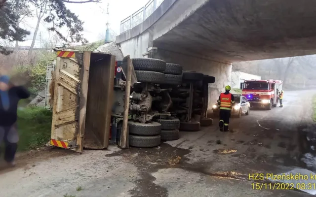Nákladní automobil se nevešel pod most, náraz ho nekompromisně převrátil na bok