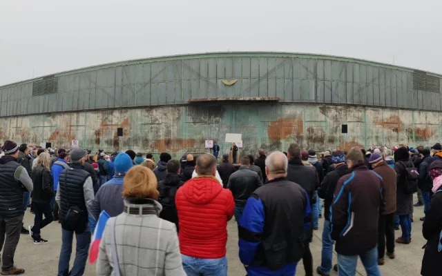 FOTO: Stovky lidí protestovaly proti zrušení letiště Líně, ustoupit by mělo stavbě gigafactory