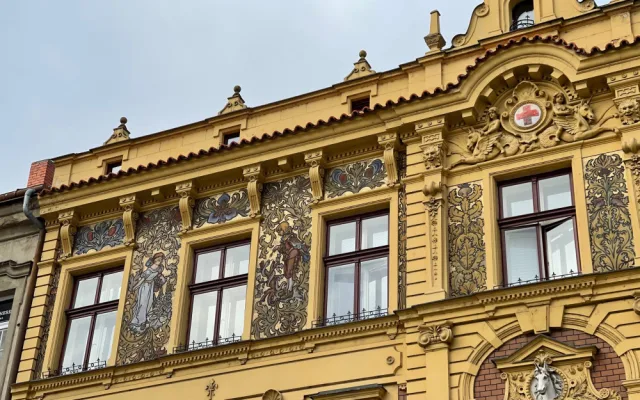 Legendární malíř v Plzni vyzdobil 19 měšťanských domů, dnes si město připomíná 170 let od jeho narození
