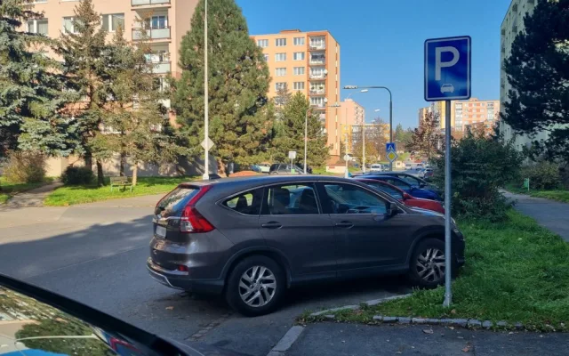 Radnice chce naučit řidiče správně parkovat, připravili pro ně informační kampaň
