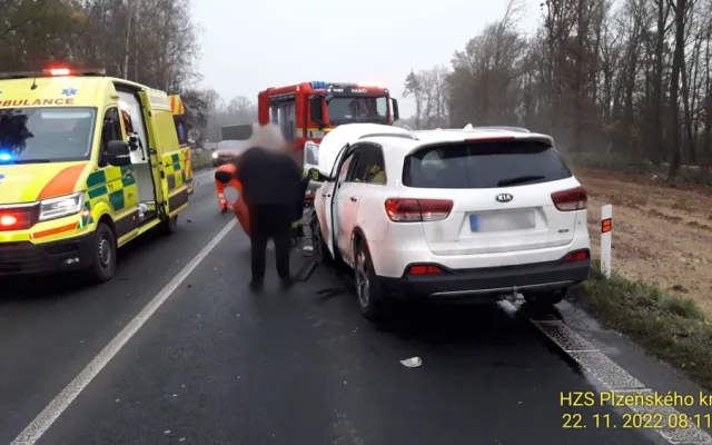 Mladý motorista utrpěl velmi těžké zranění při čelním střetu dvou osobáků. Na mokré silnici dostal smyk