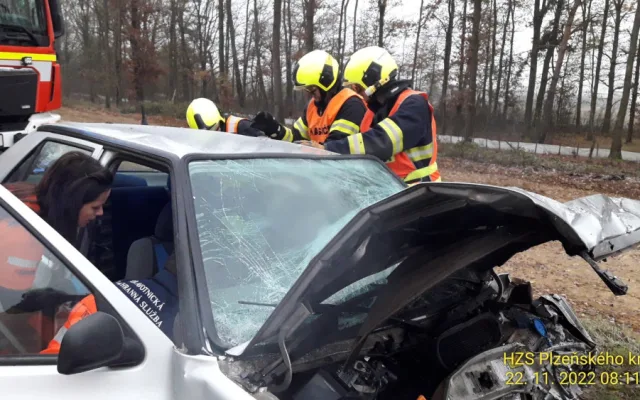 Mladý motorista utrpěl velmi těžké zranění při čelním střetu dvou osobáků. Na mokré silnici dostal smyk