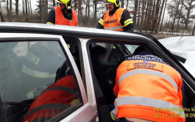 Mladý motorista utrpěl velmi těžké zranění při čelním střetu dvou osobáků. Na mokré silnici dostal smyk