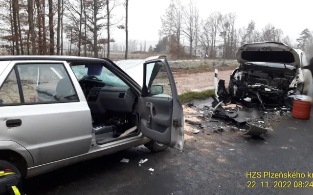 Mladý motorista utrpěl velmi těžké zranění při čelním střetu dvou osobáků. Na mokré silnici dostal smyk