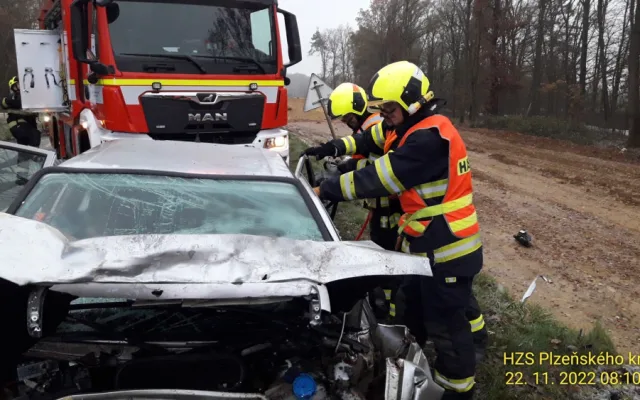 Mladý motorista utrpěl velmi těžké zranění při čelním střetu dvou osobáků. Na mokré silnici dostal smyk