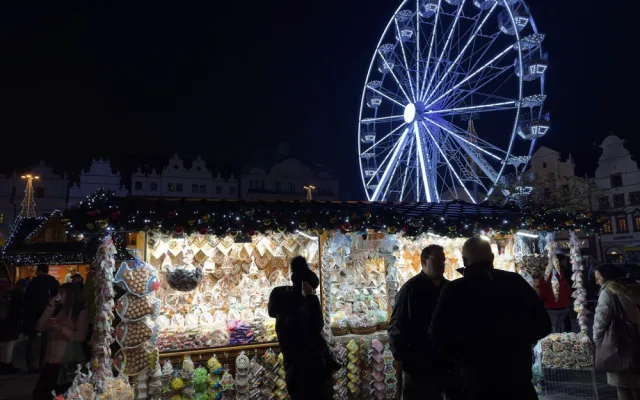 Velkolepé Adventní trhy na plzeňském náměstí Republiky přilákaly hned první den stovky návštěvníků