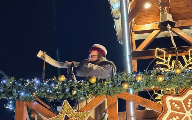 Velkolepé Adventní trhy na plzeňském náměstí Republiky přilákaly hned první den stovky návštěvníků
