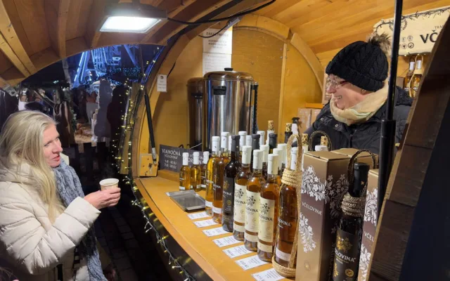 Velkolepé Adventní trhy na plzeňském náměstí Republiky přilákaly hned první den stovky návštěvníků