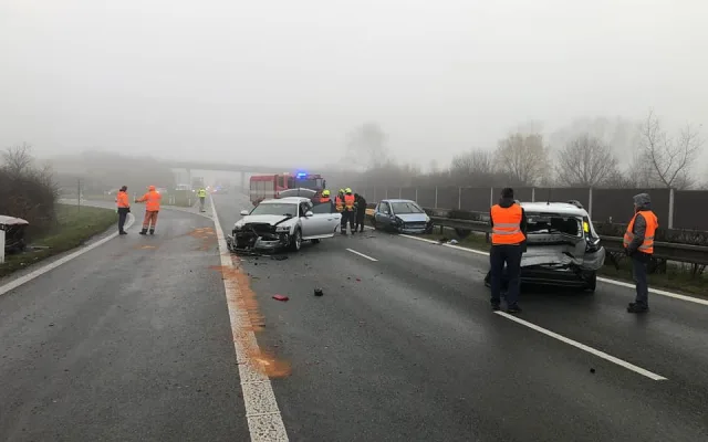 Nehoda osmi osobáků, které se srazily v mlze ochromila před Plzní provoz na hlavním silničním tahu I/27