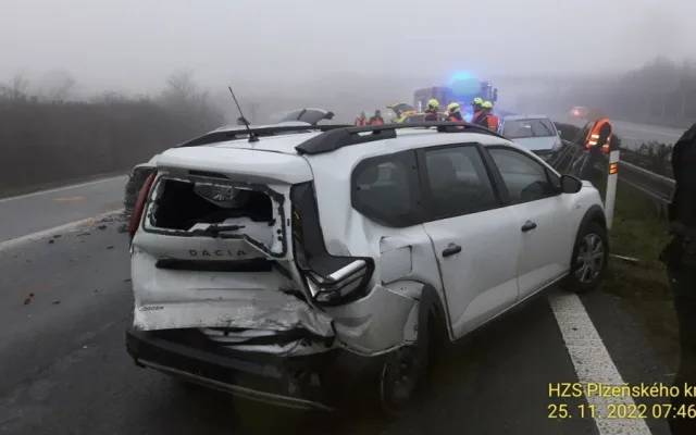 Nehoda osmi osobáků, které se srazily v mlze ochromila před Plzní provoz na hlavním silničním tahu I/27