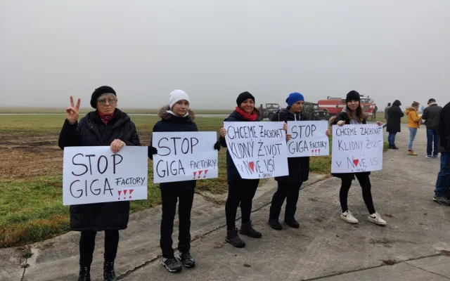 Při prvním protestu se sešly stovky lidí přímo na letišti.