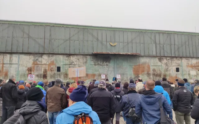 Při prvním protestu se sešly stovky lidí přímo na letišti.