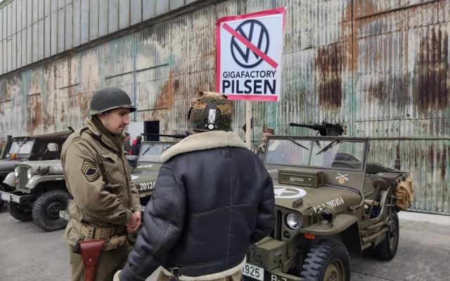 Při prvním protestu se sešly stovky lidí přímo na letišti.
