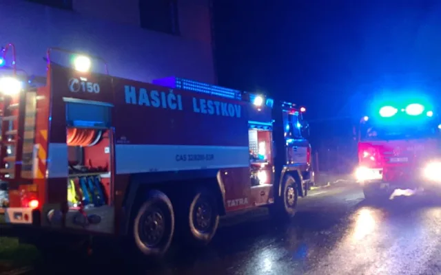 Ve stodole shořely při nočním požáru dva automobily, způsobená škoda se vyšplhala k milionu korun