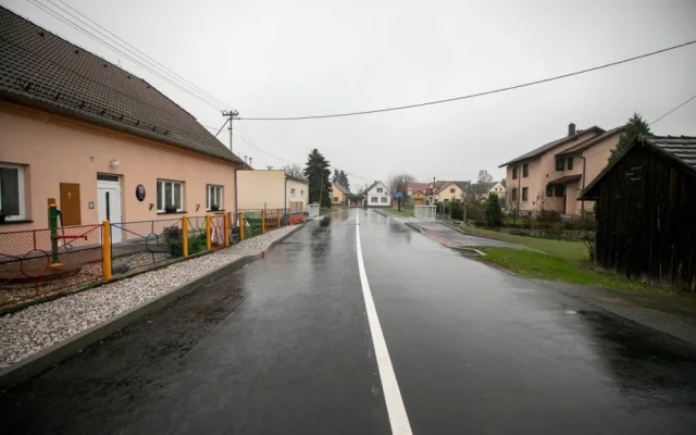 Řidiči už mohou využívat opravený most v Luženičkách u Domažlic i křižovatku na Horšovský Týn